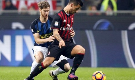 Pemain Inter Milan Cristian Ansaldi (kiri).