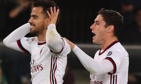 Gelandang serang AC Milan, Suso (kiri) merayakan gol yang dicetaknya ke gawang Chievo, Kamis (26/10) dini hari WIB.