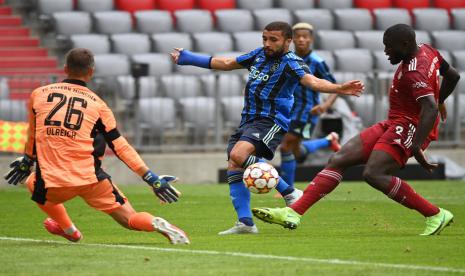 Gelandang serang Ajax Amsterdam Zakaria Labyad (tengah).