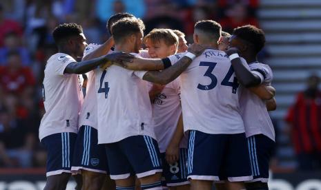 Gelandang serang Arsenal Martin Odegaard merayakan golnya ke gawang Bournemouth bersama rekan-rekannya dalam pertandingan Liga Primer Inggris di Stadio Vitality, Bournemouth, Sabtu (20/8/2022).