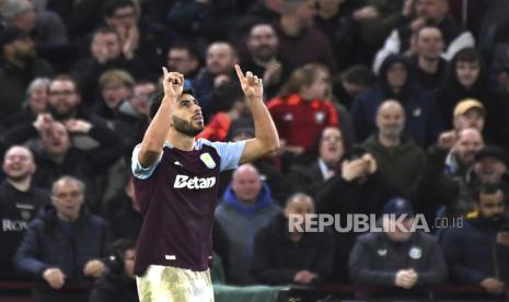 Gelandang serang Aston Villa Marco Asensio merayakan golnya ke gawang Chelsea dalam pertandingan Liga Primer Inggris di Villa Park, Birmingham, Ahad (23/2/2025) dini hari WIB.