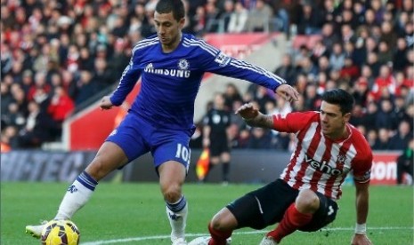 Gelandang serang Chelsea Eden Hazard (kiri) berusaha melewati adangan pemain Southampton.