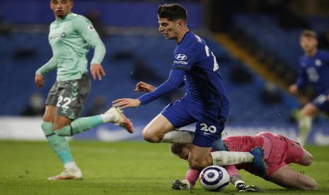 Gelandang serang Chelsea Kai Havertz diganjal kiper Everton Jordan Pickford di kotak penalti.