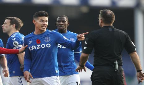 Gelandang serang Everton James Rodriguez memprotes wasit dalam pertandingan melawan Manchester United (MU). Everton takluk 1-3 dari MU.