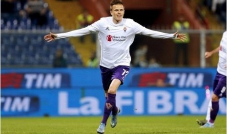 Gelandang serang Fiorentina Josip Ilicic melakukan selebrasi usai menjebol gawang Sampdoria.