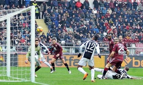 Gelandang serang Juventus Alex Sandro (tengah) saat menjebol gawang Torino.