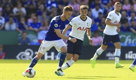 Gelandang serang Leicester City James Maddison (kiri) menggiring bola dijaga sejumlah pemain Tottenham Hotspur. Maddison mencetak gol kemenangan Leicester 2-1 atas Tottenham.