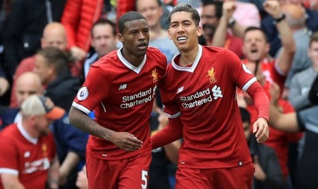 Gelandang serang Liverpool Giorginio Wijnaldum (kiri) merayakan golnya ke gawang Middlesbrough bersama Roberto Firmino.