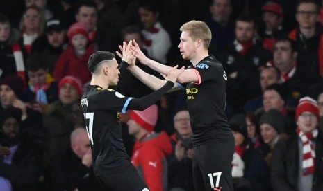 Gelandang serang Manchester City Kevin De Bruyne (kanan) merayakan golnya ke gawang Arsenal.