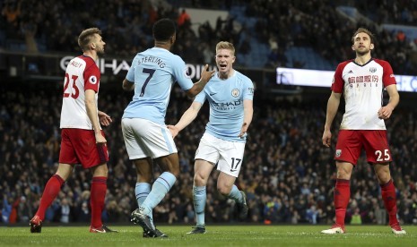 Gelandang serang Manchester City Kevin De Bruyne (kedua kanan) merayakan golnya ke gawang West Bromwich Albion.