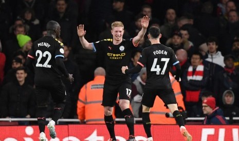 Gelandang serang Manchester City Kevin De Bruyne (tengah) merayakan golnya ke gawang Arsenal.