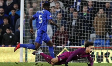 Gelandang serang Manchester City Leroy Sane (kanan) jatuh setelah dilanggar pemain Cardiff City Joe Bennet dalam pertandingan babak keempat Piala FA di Cardiff City, Senin (29/1) dini hari WIB. 