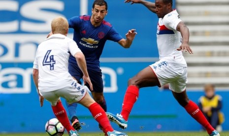 Gelandang serang MU Henrikh Mkhitaryan (tengah) saat melawan Wigan Athletic.