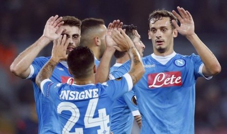 Gelandang serang Napoli Manolo Gabbiadini (kanan) merayakan golnya bersama rekan-rekannya.