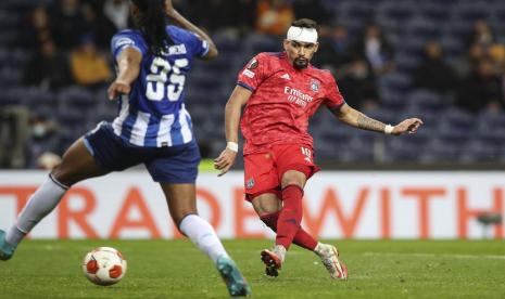 Gelandang serang Olympique Lyon Lucas Paqueta (kanan) menyarangkan gol ke gawang Porto. Olympique Lyon sukses mengamankan kemenangan dengan skor 1-0 atas tuan rumah FC Porto pada leg pertama babak 16 besar Liga Europa 2021/2022, yang berlangsung di Stadion do Dragao, Porto, Kamis (10/3) dini hari WIB tadi.