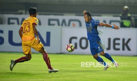 Gelandang serang Persib Bandung Atep menahan laju bola dalam pertandingan melawan Sriwijaya FC di Stadion GBLA. Atep mencetak gol pertama kemenangan Persib atas Sriwijaya FC.