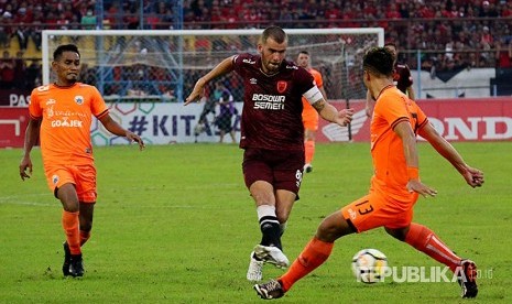 Gelandang serang PSM Makassar Willem Jan Pluim (tengah) saat berusaha melewati pesepak bola Persija Jakarta dalam pertandingan tahun lalu.