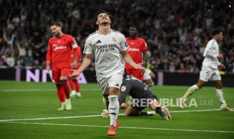 Gelandang serang Real Madrid Brahim Diaz berselebrasi setelah menjebol gawang Sevilla dalam lanjutan La Liga Spanyol di Santiago Bernabeu, Madrid, Ahad (22/12/2024).