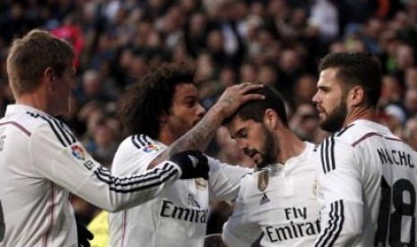 Gelandang serang Real Madrid Isco mendapatkan selamat dari rekan-rekannya usai membobol gawang Deportivo La Coruna dalam lanjutan La Liga, Ahad (15/2) dini hari WIB,