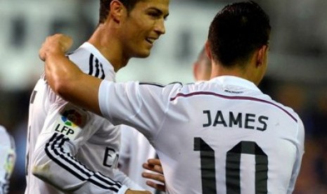 Gelandang serang Real Madrid James Rodriguez (kanan) merayakan golnya bersama Cristiano Ronaldo dalam laga melawan Eibar, Ahad (23/11) dini hari WIB.