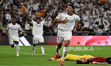 Gelandang serang Real Madrid Jude Bellingham berselebrasi setelah menjebol gawang Real Mallorca pada semifinal Piala Super Spanyol di Jeddah, Arab Saudi, JUmat (10/1/2025) dini hari WIB.