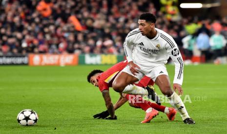 Gelandang serang Real Madrid Jude Bellingham (kanan) beraksi saat menghadapi Liverpool di Liga Champions.