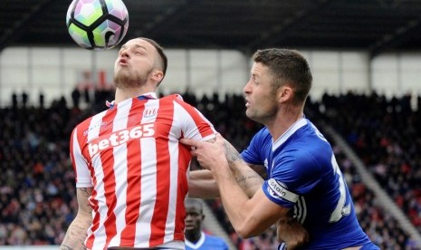 Gelandang serang Stoke City Marko Arnautovich dijaga bek Chelsea Gary Cahill dalam pertandingan Liga Primer Inggris, Sabtu (18/3).