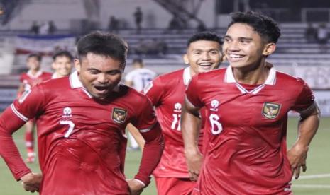 Gelandang serang timnas Indonesia Marselino Ferdinan (kanan) merayakan golnya ke gawang Filipina dalam laga keempat Grup A Piala AFF 2022 di Stadion Rizal Memorial, Manila, Filipina, Senin (2/1/2023) malam WIB.