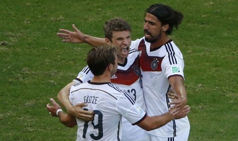 Gelandang serang Timnas Jerman, Thomas Mueller (tengah), melakukan selebrasi bersama rekan setimnya usai menjebol gawang Portugal lewat titik penalti dalam laga Grup G Piala Dunia 2014 Brasil di Arena Fonte Nova, Salvador, Senin (16/6). 