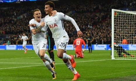 Gelandang serang Totteham Hotspur Dele Alli (kanan) berselebrasi seusai menjebol gawang Real Madrid, Kamis (2/11) dini hari WIB.