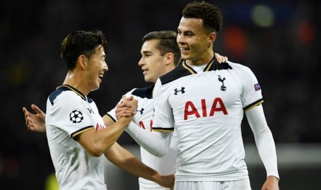 Gelandang serang Tottenham Hotspur Dele Alli (kanan) merayakan golnya ke gawang CSKA Moskow.