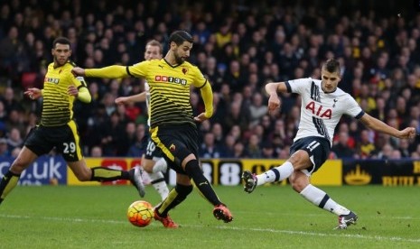 Gelandang serang Tottenham Hotspur Erik Lamela (kanan) saat menjebol gawang Watford.