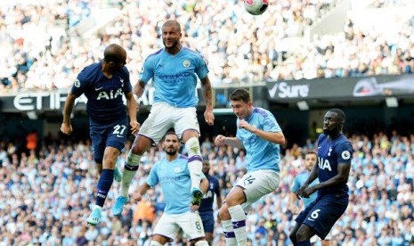 Gelandang serang Tottenham Hotspur Lucas Moura (kiri) menjebol gawang Manchester City.