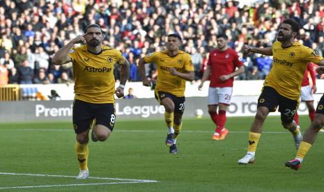 Gelandang serang Wolverhampton Wanderers (Wolves) Ruben Neves (kiri) merayakan golnya lewat titik putih ke gawang Nottingham Forest dalam lanjutan Liga Primer Inggris, Sabtu (15/10/2022)