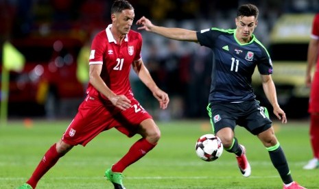 Gelandang Serbia, Nemanja Matic (kiri) dan striker Wales, Tom Lawrence berebut bola pada laga kualifikasi Piala Dunia 2018 di Beograd, Senin (12/6) dini hari WIB. Laga berakhir imbang 1-1.