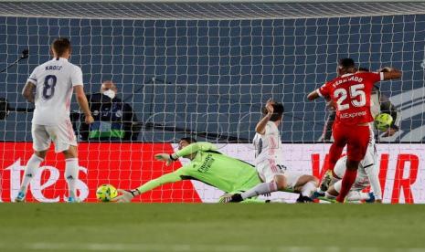 Gelandang Sevilla Fernando Reges (merah) mencetak gol ke gawang Real Madrid dalam laga lanjutan La Liga Spanyol, Senin (10/5) WIB. Sevilla menahan Madrid 2-2 dalam laga tersebut.