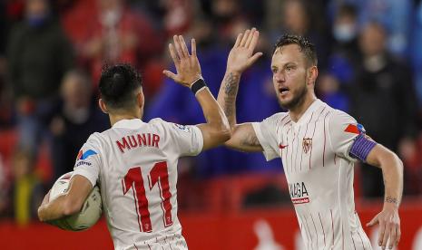 Gelandang Sevilla Ivan Rakitic (kanan) merayakan dengan rekan setimnya Munir El Haddadi (kiri) setelah mencetak gol 2-2 pada pertandingan sepak bola LaLiga Spanyol antara Sevilla FC dan Deportivo Alaves yang diadakan di stadion Sanchez Pizjuan di Seville, Spanyol, 20 November 2021. 