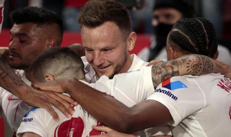 Gelandang Sevilla Ivan Rakitic (tengah) merayakan gol ketika berhasil menjebol gawang Real Madrid di lanjutan La Liga di Estadio Ramon Sanchez Pizjuan, Senin (18/4/2022) WIB. 