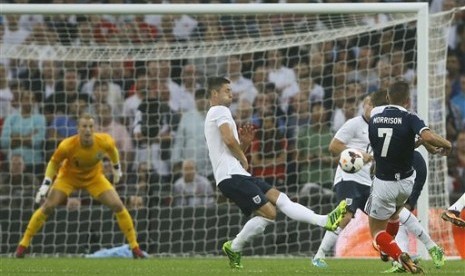 Gelandang Skotlandia James Morrison (nomor 7) saat mencetak gol ke gawang Inggris yang dikawal kiper Joe Hart di laga persahabatan yang berlangsung di Stadion Wembley, Kamis (15/8).