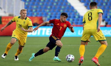 Gelandang Spanyol Brahim Diaz (tengah) beraksi dalam laga pemanasan Euro 2020 melawan Lithuania di Madrid, Rabu (9/6) dini hari WIB.