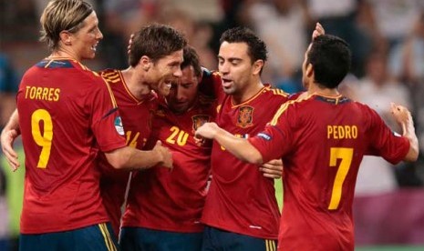  Gelandang Spanyol Xabi Alonso, kedua dari kiri, merayakan gol keduanya bersama rekan setim pada pertandingan perempat final melawan Prancis di Donetsk, Ukraine, Ahad, 23 Juni 2012.