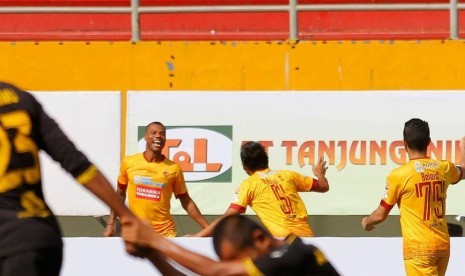 Gelandang Sriwijaya FC Hilton Moreira merayakan gol Alberto Goncalves ke gawang Barito Putera pada laga Liga 1 di Stadion Jakabaring, Palembang, Sabtu (13/5). Sriwijaya menang 3-2.