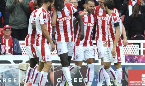 Gelandang Stoke City, Jese (ketiga dari kanan) merayakan gol bersama rekannya pada laga Liga Primer melawan Arsenal di Stadion Bet365, Sabtu (19/8). Stoke menang 1-0.