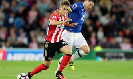 Gelandang Sunderland, Adnan Januzaj (kiri) berebut bola dengan gelandang Everton Gareth Barry (kanan) dalam lanjutan Liga Inggris, Senin (12/9)