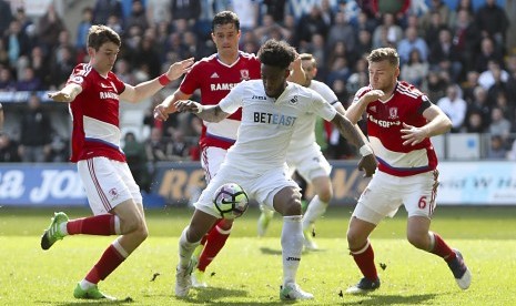 Gelandang Swansea City, Leroy Fer (tengah) dikeliling pemain Middlesbrough pada laga Liga Primer di stadion Liberty, Ahad (2/4). Laga berakhir imbang tanpa gol.