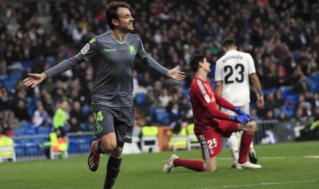 Gelandang tengah Real Sociedad Ruben Pardo merayakan gol usai menjebloskan bola ke gawang Real Madrid di Stadion Santiago Bernabeu, Ahad (6/1)