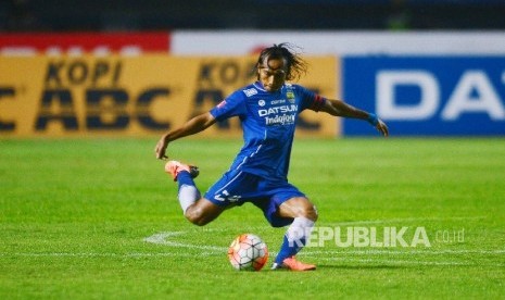 Gelandang tim Persib Bandung Hariono dalam pertandingan Torabika Soccer Championship 2016 Persib vs Persija di Stadion Gelora Bandung Lautan Api, Sabtu (16/7)