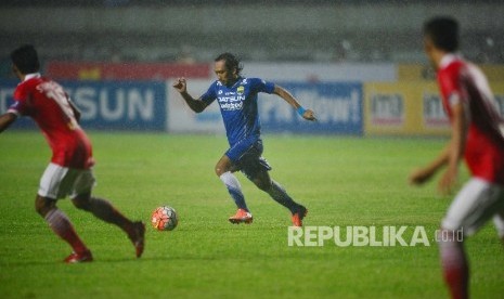 Gelandang tim Persib Bandung Hariono dalam pertandingan Torabika Soccer Championship 2016 Persib vs Persija di Stadion Gelora Bandung Lautan Api, Sabtu (16/7)