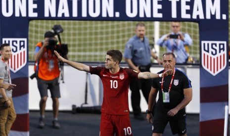 Gelandang timnas Amerika Serikat, Christian Pulisic melambaikan tangan kepada fan seusai laga kualifikasi Piala Dunia lawan Trinidad dan Tobago di Kota Commerce, Colo, Kamis (8/6) dini hari WIB. Pulisic mencetak dua gol pada laga ini.