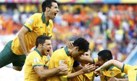 Gelandang Timnas Australia, Mile Jedinak (tengah), melakukan selebrasi bersama rekan setimnya usai menjebol gawang Belanda dari titik penalti di laga Grup B Piala Dunia 2014 di Stadion Beira Rio, Porto Alegre, Rabu (18/6). 